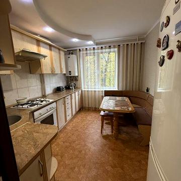 Продам  3 комнатную  квартиру в центре города.