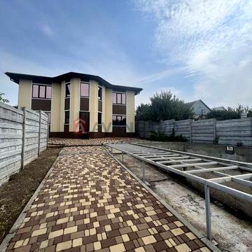 Великий будинок під комерцію або житла