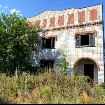 Просторий 3-х поверховий будинок для всієї родини