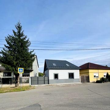 Продаж будинку з сучасним ремонтом в м. Берегове в хорошому районі!