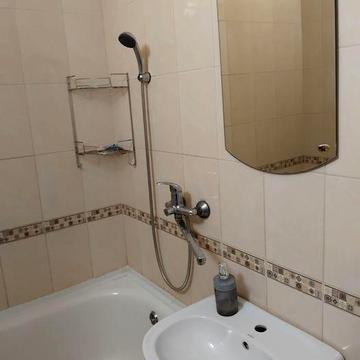 Продається простора 1 кімнатна квартира,в хорошому районі.