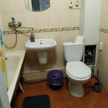 Продається простора 1 кімнатна квартира,в хорошому районі.