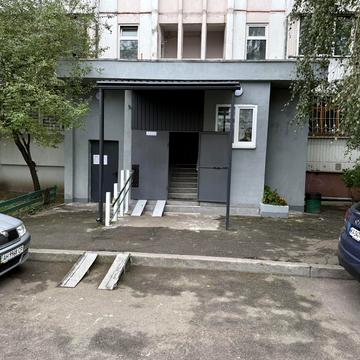 Анни Ахматової вул., 15