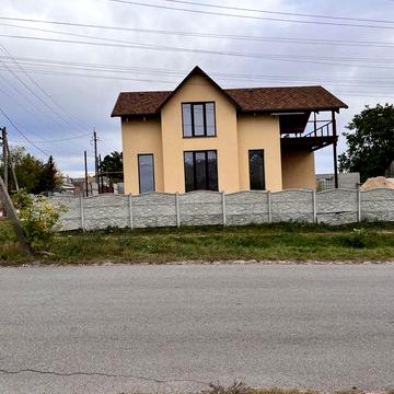 Продам сучасний будинок в центрі міста Валки.