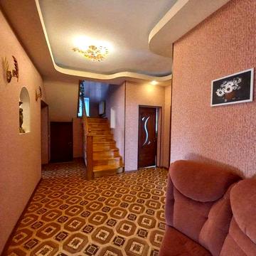 Продам двоповерховий будинок в центрі міста Лозова