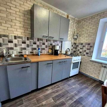 Центр рядом, Квартира  на среднем этаже ,  кирпичный дом.