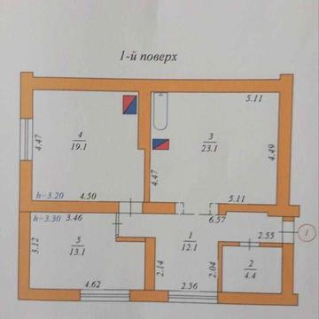 Продається трикімнатна квартира поблизу центру.
