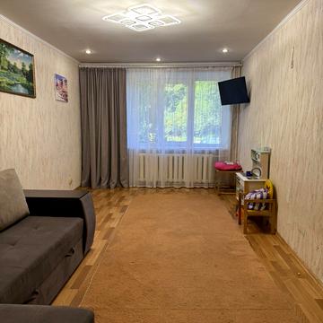 Космонавтів, 55