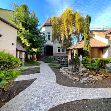 Академіка Вернадського вул., 2