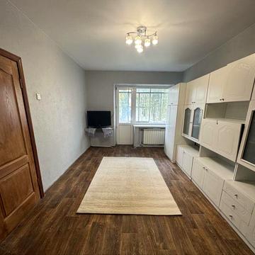 Продам свою 2-кімнатну квартиру в центрі с.Хотів. 2 км від Києва.