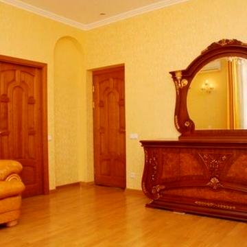 Велика Васильківська вул. (Червоноармійська), 28