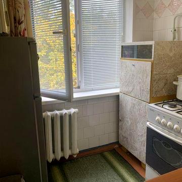 Продаю 2 кімн. квартиру /17 квартал/ Карбишева/Сергія Гладуша