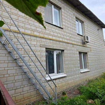Двоповерхова частина будинок у Великій Вільшанці