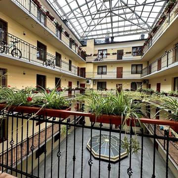 Шткарна 3-к + стадія біля Ратуші 130 метрів