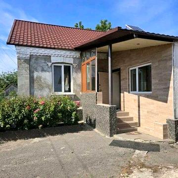 Продаж будинку в центрі смт Рокитне.  Розглядаємо сертифікати