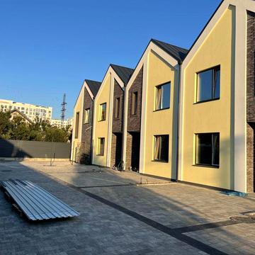 Готовий Таун біля школи. єОселя - ТАК. Центральні комунікації. 89000 $