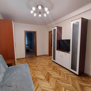 Братиславська вул., 32