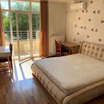 Бічна Коновальця вул., 5