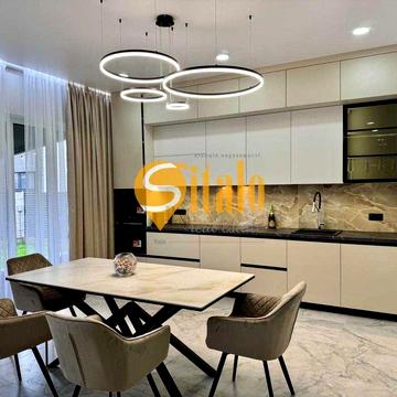 Невеликий будинок в котеджному містечку