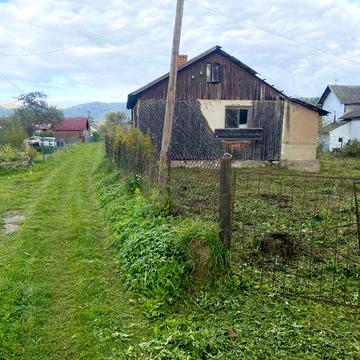 Продається земельна ділянка із деревяним будинком