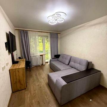 Оренда квартири 3 спальні, вул.Первомайського 11, Печерськ,Кловська