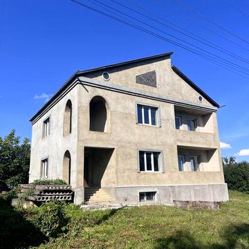 Продається житловий будинок із земельною ділянкою