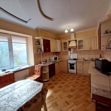 Простора 3-кімнатна квартира з ремонтом, район Братів Майданських