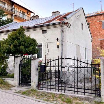 Продаж двох будинків площею більше 435 кв. м на вул. Січнева 8
