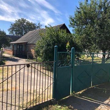 Продається будинок в центрі Черняхова