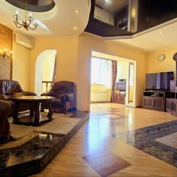 Володимира Моссаковського вул. (Клари Цеткін), 8