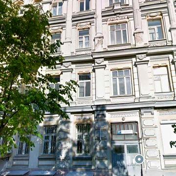 Продаю 2к квартиру в центрі міста, в царському будинку. Під ремонт