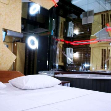 Двухкомнатный номер с джакузи и кинотеатром в укрытии