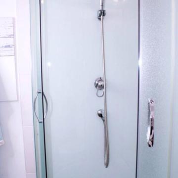 Уютный номер с кинотеатром в укрытии