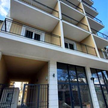 Продам студию с балконом  в центре города