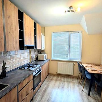 Велика 2к. квартира в новобудові з свіжим ремонтом