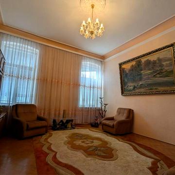 Продається велика квартира в центрі міста