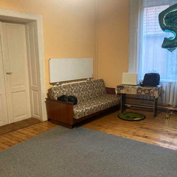 Продаж квартири ( або приватного будинку-окремо ) в центрі міста