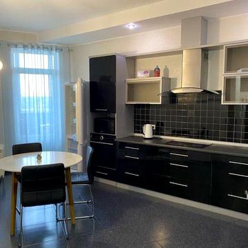 **ЦЕНТР! Простора 2-Кімн. + Кухня Студія Новий Будинок