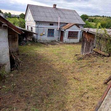 Будинок. Господарська будівля.