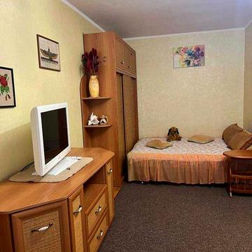 БЕЗ КОМІСІЇ Власна  мебльована квартира в цегляному теплому будинку .