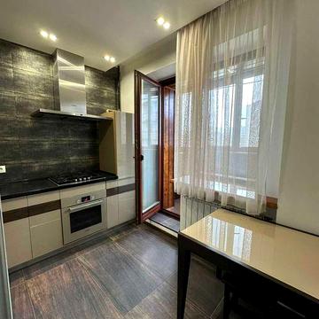 Просторная 2к. квартира с паркингом в новом кирпичном доме на Салтовке