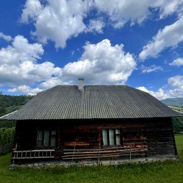 Продаж будинку в горах