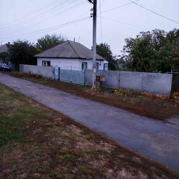 Продається   затишний теплий  будинок в ценрі  смт. Чорнобай
