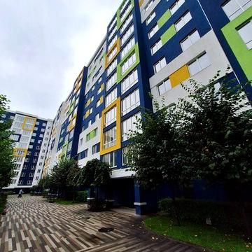 Простора однокімнатна квартира без ремонту з нестандартним плануванням