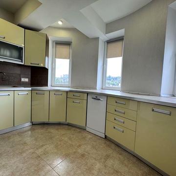 Власник . Продається 3 кімнатна квартира з ремонтом , техніка , меблі