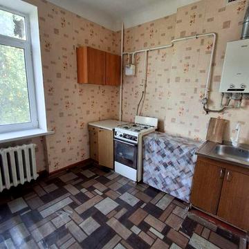 Сдам  2 комнатную сталинку  в центре