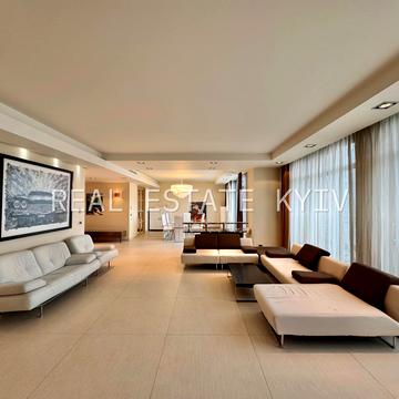 Раїси Окіпної вул., 18