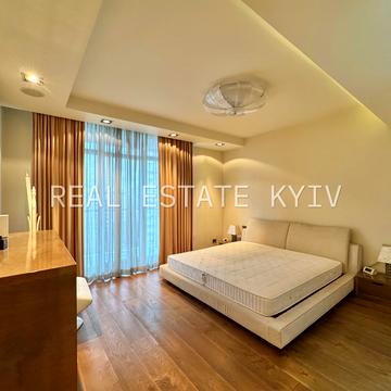 Раїси Окіпної вул., 18