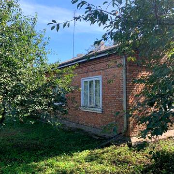 Продаж цегляного житлового будинку  із літньою кухнею та  приміщеннями