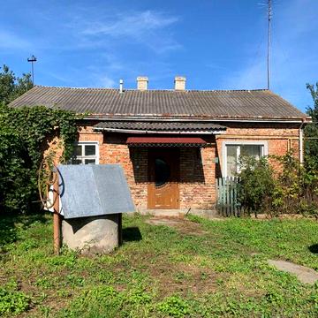 Продаж цегляного житлового будинку  із літньою кухнею та  приміщеннями